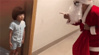 Clip: Duy Mạnh lầy lội cải trang ông già Noel, tỉnh bơ troll con trai - Ảnh 2.