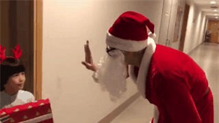 Clip: Duy Mạnh lầy lội cải trang ông già Noel, tỉnh bơ troll con trai - Ảnh 3.