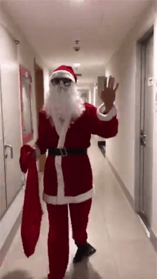 Clip: Duy Mạnh lầy lội cải trang ông già Noel, tỉnh bơ troll con trai - Ảnh 4.