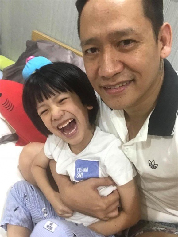 Clip: Duy Mạnh lầy lội cải trang ông già Noel, tỉnh bơ troll con trai - Ảnh 6.