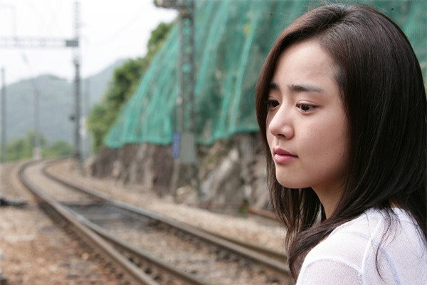 Con đã chịu đủ thiệt thòi, sao mẹ không thể đối xử với con như một người con gái? - Ảnh 1.