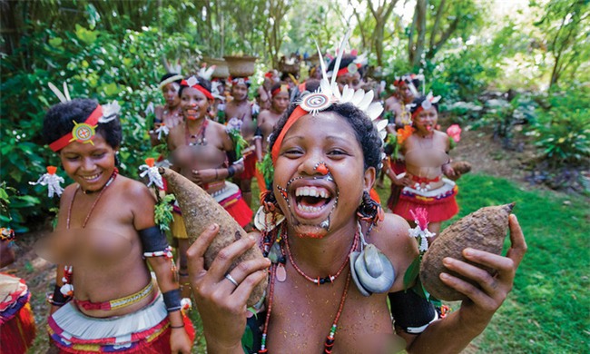 Chuyện yêu thú vị ở đảo quốc nữ quyền: Cứ đến mùa khoai, phụ nữ lại đi săn trai, có những căn lều để ngoại tình thoải mái - Ảnh 2.