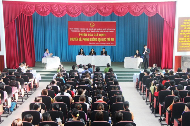 Đánh đập nhận đầu trẻ vào thùng nước, các bảo mẫu nhận mức án 3 năm tù giam qua phiên tòa giả định - Ảnh 1.