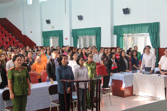 Đánh đập nhận đầu trẻ vào thùng nước, các bảo mẫu nhận mức án 3 năm tù giam qua phiên tòa giả định - Ảnh 2.