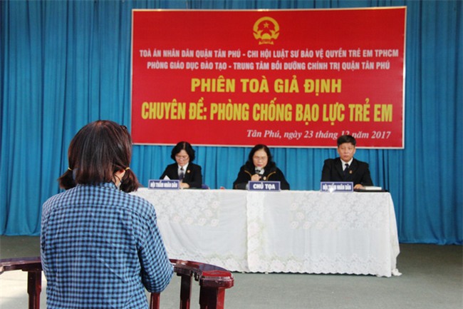 Đánh đập nhận đầu trẻ vào thùng nước, các bảo mẫu nhận mức án 3 năm tù giam qua phiên tòa giả định - Ảnh 8.