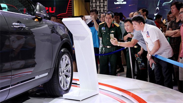 Mua xe chơi Tết này, người tiêu dùng đang chịu giá cao với một số mẫu xe nhập khẩu (ảnh Lê Anh Dũng)