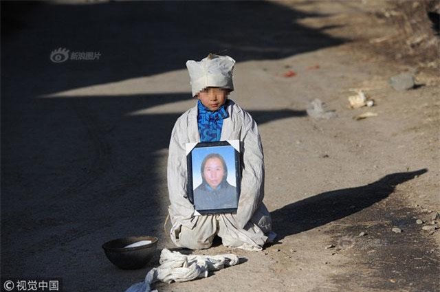 be trai om di anh me quy goi giua duong, cau chuyen dang sau khien bao nguoi roi nuoc mat - 1