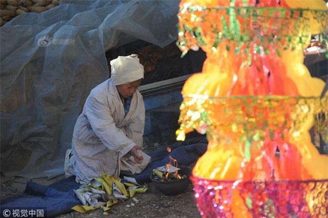 be trai om di anh me quy goi giua duong, cau chuyen dang sau khien bao nguoi roi nuoc mat - 2