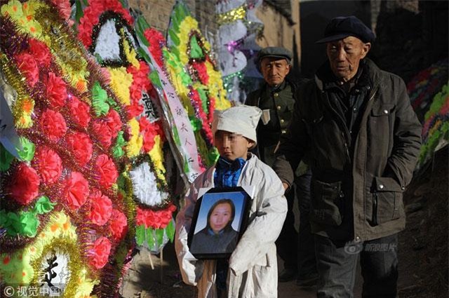 be trai om di anh me quy goi giua duong, cau chuyen dang sau khien bao nguoi roi nuoc mat - 4