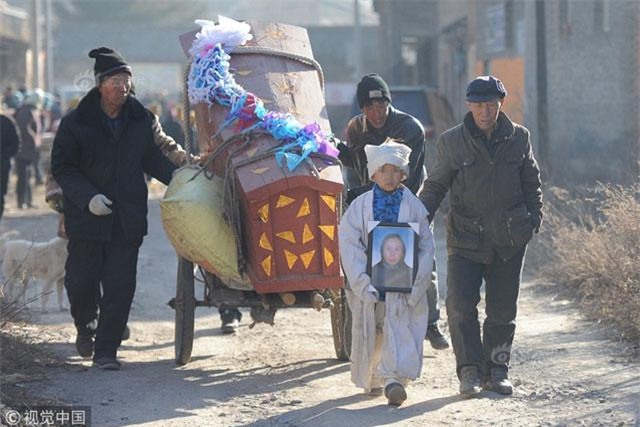 be trai om di anh me quy goi giua duong, cau chuyen dang sau khien bao nguoi roi nuoc mat - 5