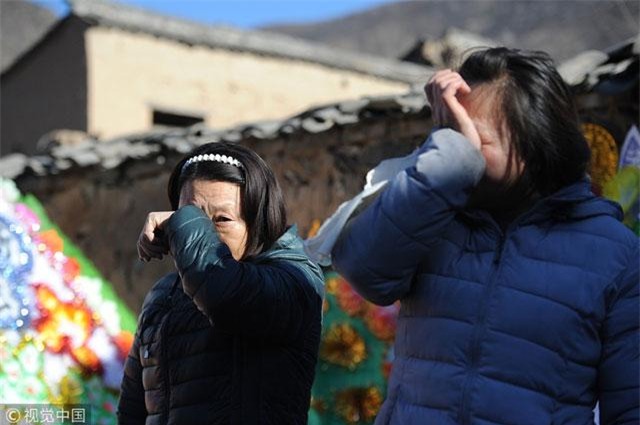 be trai om di anh me quy goi giua duong, cau chuyen dang sau khien bao nguoi roi nuoc mat - 6