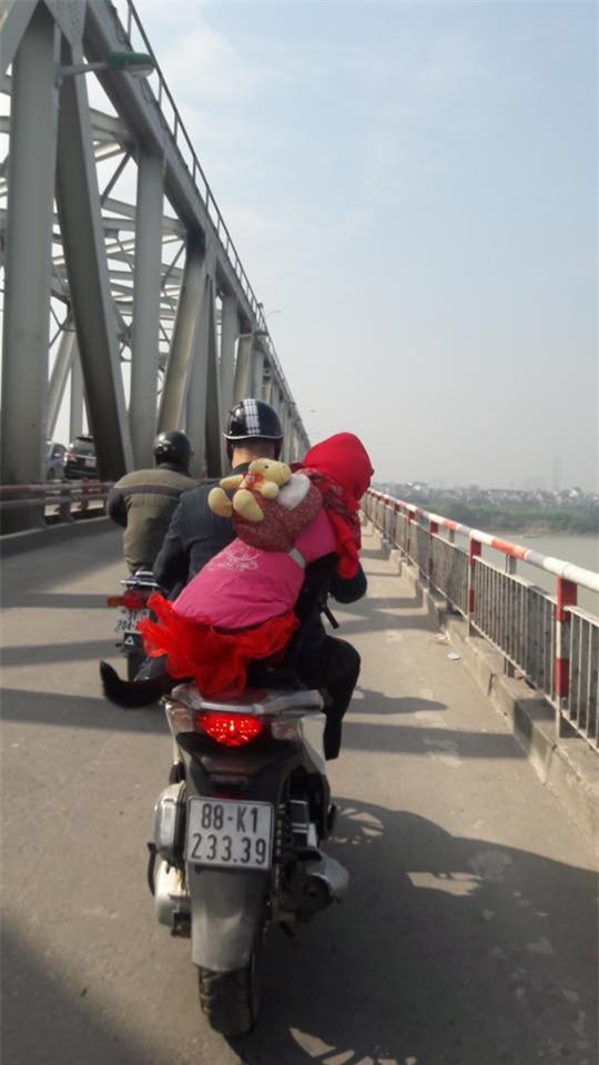 Dung nhan thật sự của cô nàng điệu đà thả dáng ngày đông sau yên xe bạn trai - Ảnh 2.