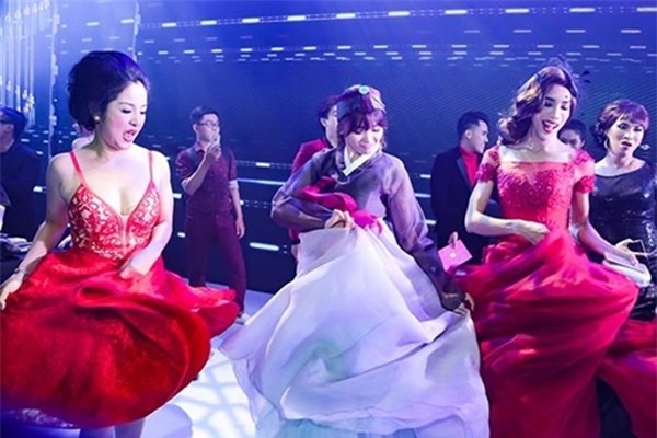 Loạt hình ảnh cực kỳ hài hước chưa được tiết lộ trong lễ cưới Trấn Thành - Hari Won-10