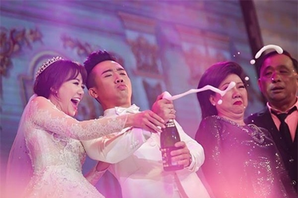 Loạt hình ảnh cực kỳ hài hước chưa được tiết lộ trong lễ cưới Trấn Thành - Hari Won-2