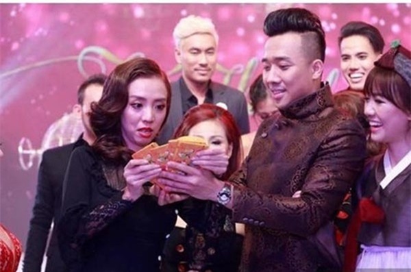 Loạt hình ảnh cực kỳ hài hước chưa được tiết lộ trong lễ cưới Trấn Thành - Hari Won-5