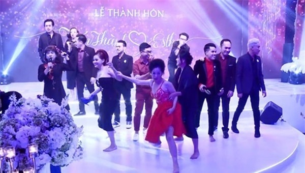 Loạt hình ảnh cực kỳ hài hước chưa được tiết lộ trong lễ cưới Trấn Thành - Hari Won-7