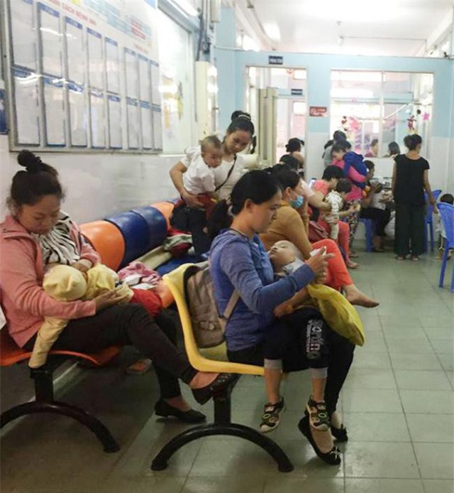 Từ sáng sớm, phụ huynh đưa con đến Bệnh viện nhi đồng 1 và 2 khám bệnh rất đông