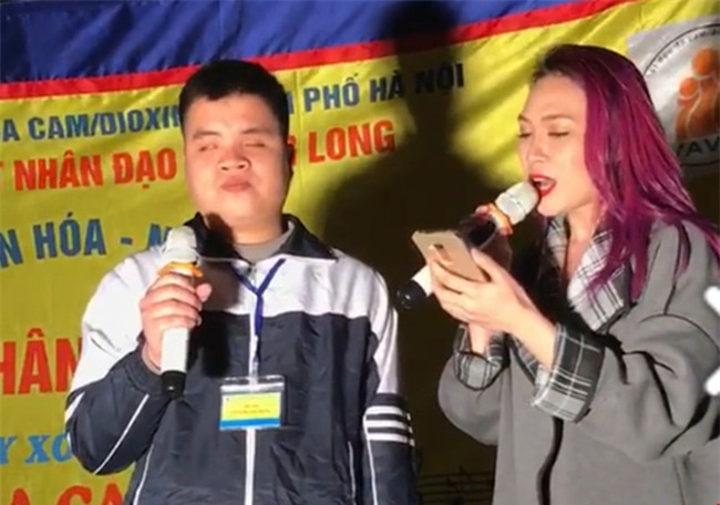 chang trai khiem thi hat bolero cung my tam trong dem noel sau 1 nam gio ra sao? hinh anh 1