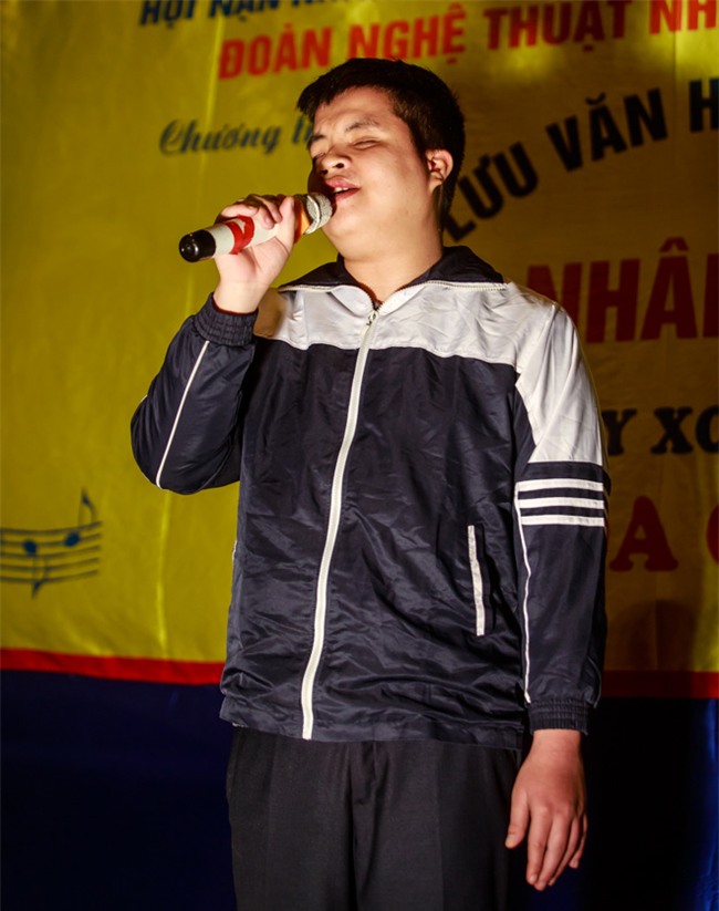 chang trai khiem thi hat bolero cung my tam trong dem noel sau 1 nam gio ra sao? hinh anh 3