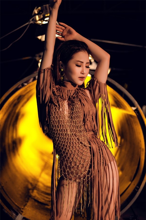 Cũng sexy hết nấc, Hương Tràm cố tình chặt chém Chi Pu khi ra mắt MV sau một ngày?-5