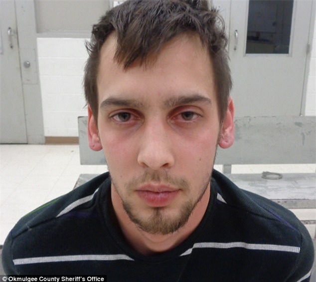 Nghịch ngợm mở quà Giáng sinh sớm, cậu bé 5 tuổi bị bạn trai của mẹ dùng dây nịt đánh dã man - Ảnh 1.