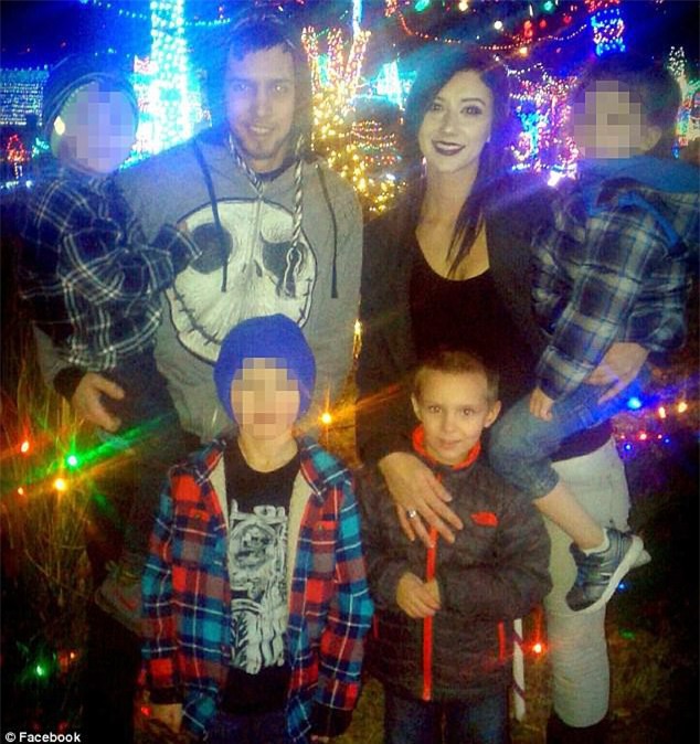 Nghịch ngợm mở quà Giáng sinh sớm, cậu bé 5 tuổi bị bạn trai của mẹ dùng dây nịt đánh dã man - Ảnh 4.