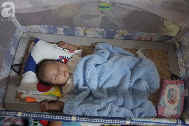 Bé gái 7 tuổi bị bố bỏ rơi, ở nhà trông em 2 tháng tuổi cho mẹ đi giúp việc: Mẹ bảo thứ hai sẽ cho con đi học - Ảnh 9.