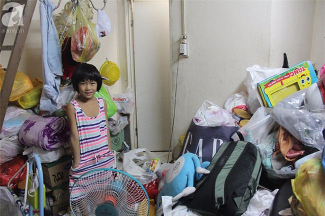 Bé gái 7 tuổi bị bố bỏ rơi, ở nhà trông em 2 tháng tuổi cho mẹ đi giúp việc: Mẹ bảo thứ hai sẽ cho con đi học - Ảnh 10.