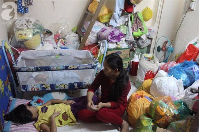 Bé gái 7 tuổi bị bố bỏ rơi, ở nhà trông em 2 tháng tuổi cho mẹ đi giúp việc: Mẹ bảo thứ hai sẽ cho con đi học - Ảnh 1.