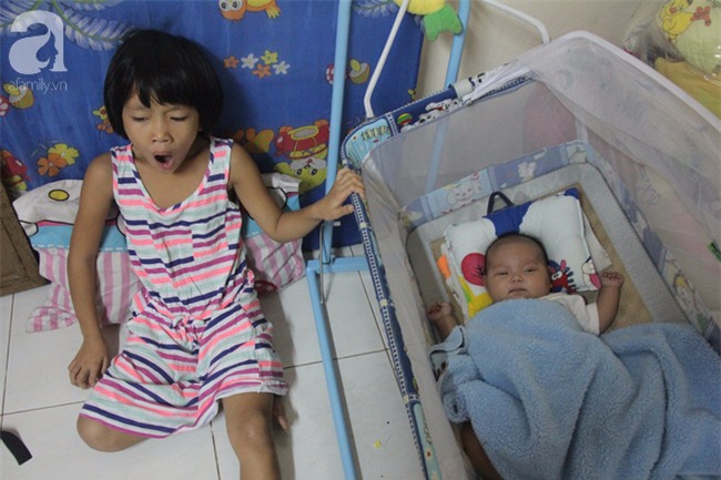 Bé gái 7 tuổi bị bố bỏ rơi, ở nhà trông em 2 tháng tuổi cho mẹ đi giúp việc: Mẹ bảo thứ hai sẽ cho con đi học - Ảnh 4.