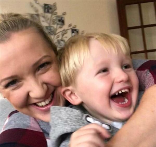 o nha cham con quan quat van bi coi “an khong ngoi roi”, ba me dap tra gay choang - 1