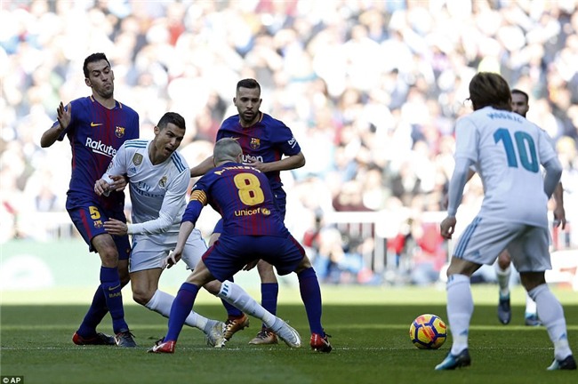 Messi lại trở thành ác mộng của Real trước đêm Giáng sinh - Ảnh 7.