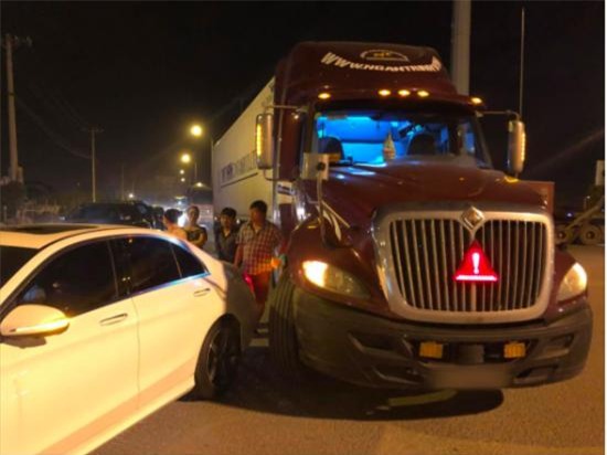 xe hoi tien ty cua ninh duong lan ngoc gap nan khi va cham voi container - 1