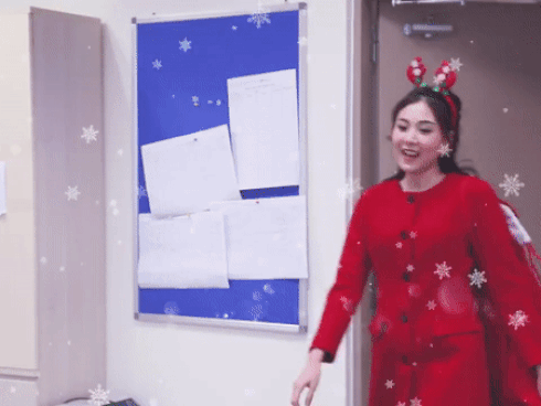 MC Mai Ngọc hóa bà già Noel đi phát quà và gửi thông tin thời tiết dịp Giáng sinh-1