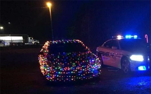 Độ ô-tô với 1000 chiếc đèn Giáng Sinh, thanh niên chơi trội bị phạt tương đương hơn 5 triệu đồng - Ảnh 1.