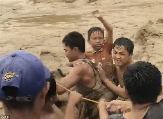 Đang cột thuyền chống bão Tembin, người đàn ông bị cá sấu ăn thịt