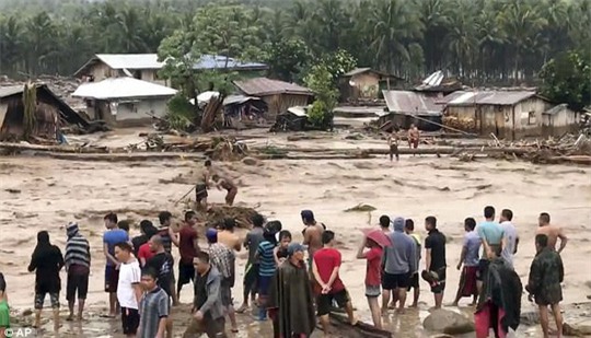 Đang cột thuyền chống bão Tembin, người đàn ông bị cá sấu ăn thịt