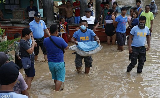 Đang cột thuyền chống bão Tembin, người đàn ông bị cá sấu ăn thịt