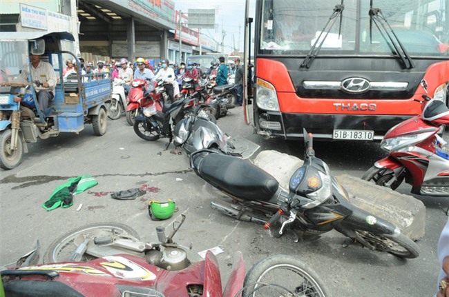 TP.HCM: Đang dừng chờ đèn đỏ, một loạt xe máy bất ngờ bị xe khách từ phía sau lao tới cuốn vào gầm - Ảnh 3.