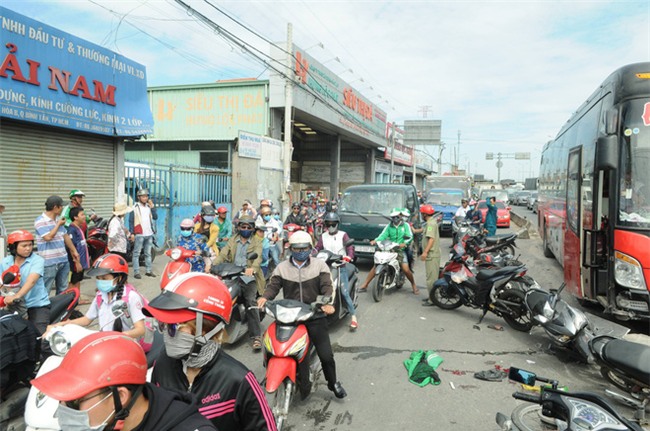 TP.HCM: Đang dừng chờ đèn đỏ, một loạt xe máy bất ngờ bị xe khách từ phía sau lao tới cuốn vào gầm - Ảnh 4.