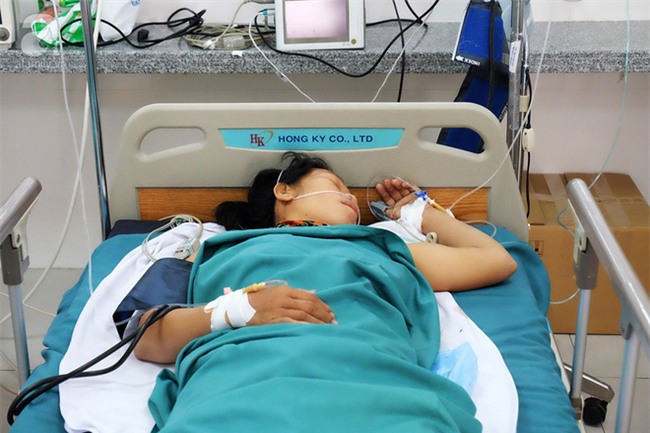 TP.HCM: Nửa đêm nghe tiếng trẻ khóc, chồng bật dậy soi đèn pin tìm kiếm thì phát hiện vợ đẻ rớt con trong nhà vệ sinh - Ảnh 1.