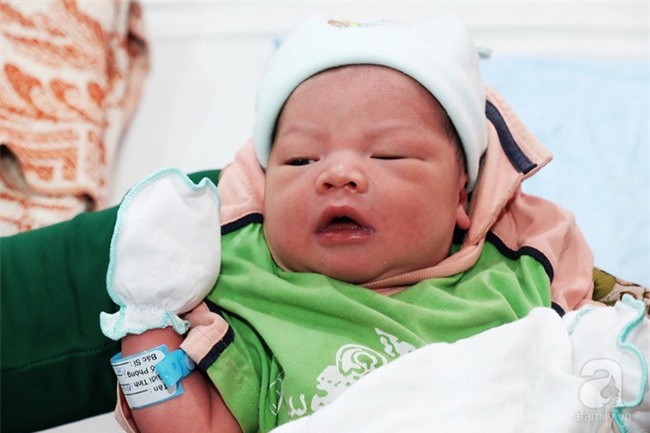 TP.HCM: Nửa đêm nghe tiếng trẻ khóc, chồng bật dậy soi đèn pin tìm kiếm thì phát hiện vợ đẻ rớt con trong nhà vệ sinh - Ảnh 4.