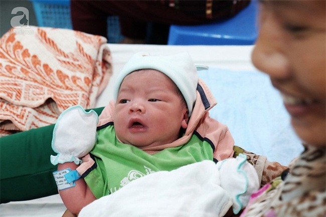 TP.HCM: Nửa đêm nghe tiếng trẻ khóc, chồng bật dậy soi đèn pin tìm kiếm thì phát hiện vợ đẻ rớt con trong nhà vệ sinh - Ảnh 5.