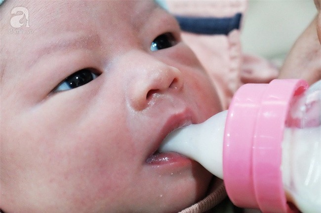 TP.HCM: Nửa đêm nghe tiếng trẻ khóc, chồng bật dậy soi đèn pin tìm kiếm thì phát hiện vợ đẻ rớt con trong nhà vệ sinh - Ảnh 7.