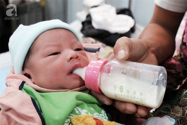 TP.HCM: Nửa đêm nghe tiếng trẻ khóc, chồng bật dậy soi đèn pin tìm kiếm thì phát hiện vợ đẻ rớt con trong nhà vệ sinh - Ảnh 8.