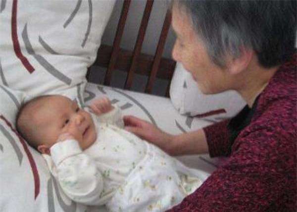 me bau hoi han khi sinh non vi thoi quen xau chi em van phong rat hay pham phai - 2