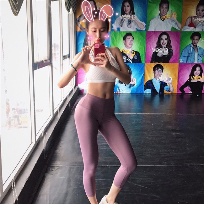 Thay vì làm “nữ hoàng thảm đỏ”, năm 2017 Angela Phương Trinh chuyển mình làm “nữ hoàng siêu vòng 3” - Ảnh 16.