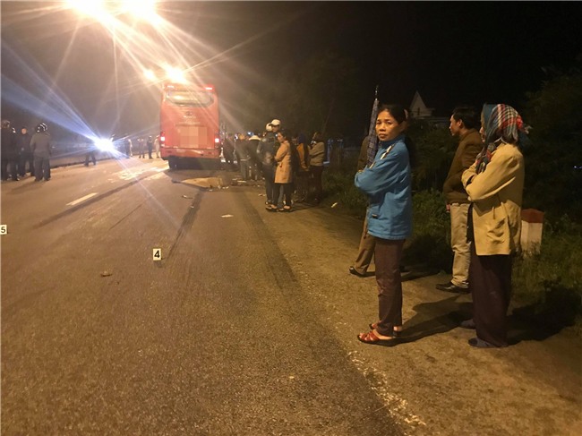 Huế: Bị xe khách Phương Trang kéo lê hàng chục mét, 2 thanh niên chạy xe máy chết thảm