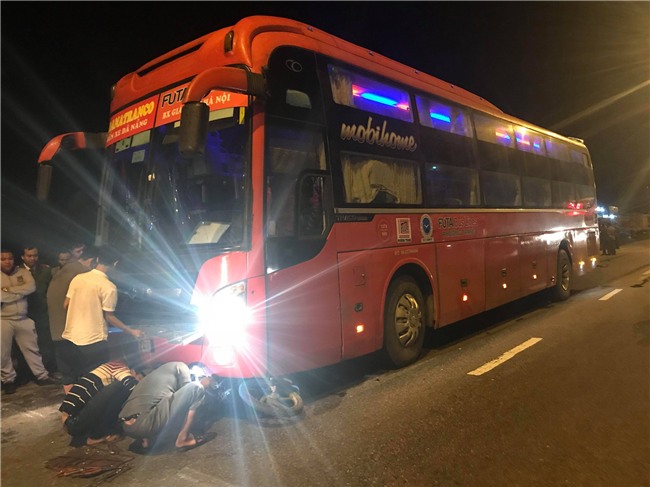 Huế: Bị xe khách Phương Trang kéo lê hàng chục mét, 2 thanh niên chạy xe máy chết thảm