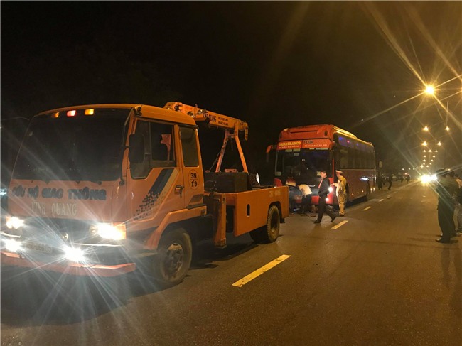 Huế: Bị xe khách Phương Trang kéo lê hàng chục mét, 2 thanh niên chạy xe máy chết thảm